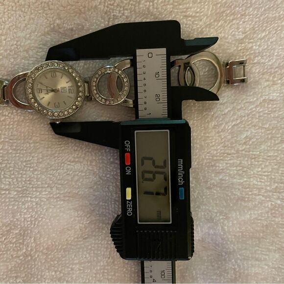 NY&Co Ladies watch in silver. Great condition. - Picture 4 of 5